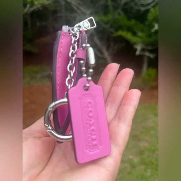 Coachtopia Wavy Zip Card Case with A Keyring 🩷 Bright Magenta 🩷Brand New w/Tags🩷 - Picture 3 of 9
